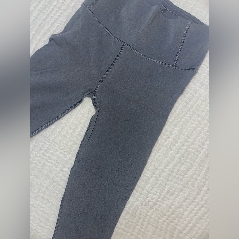 GRAY LULULEMON LEGGINGS WITHE LACE DETAIL - Picture 4 of 5